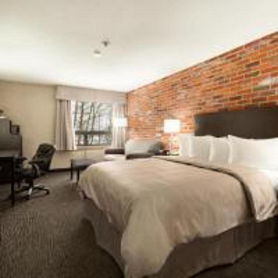 Super 8 By Wyndham Timmins On Hotel Luaran gambar